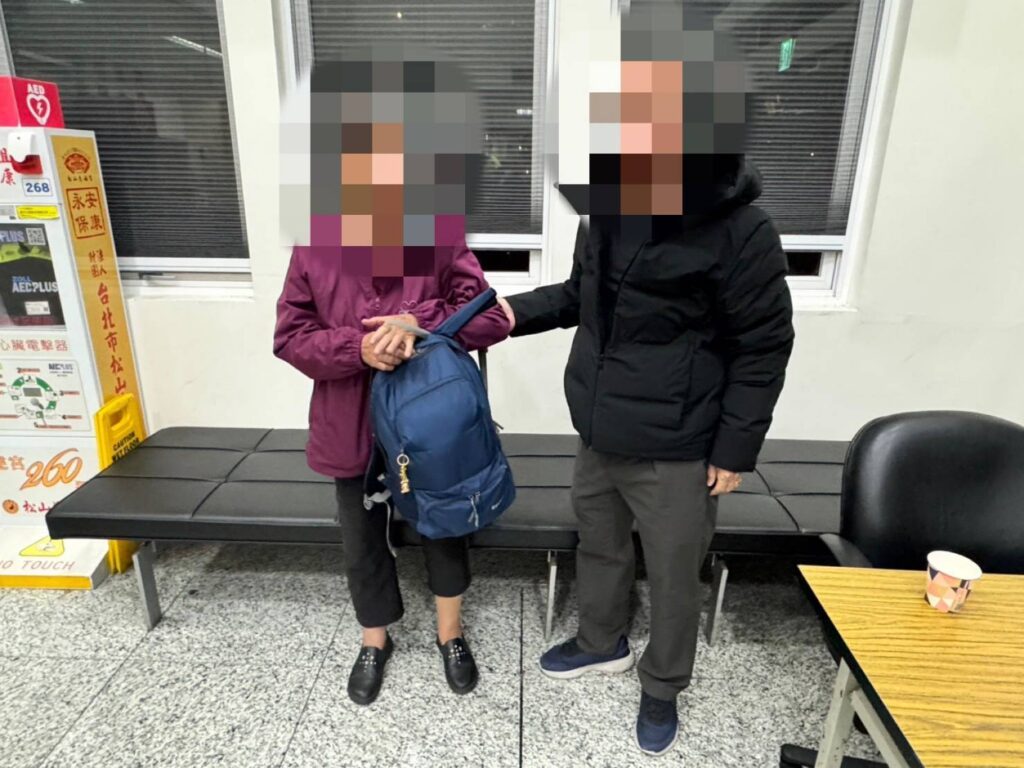 家人至派出所接回迷途婦人。(圖／記者薛秀蓮 翻攝)