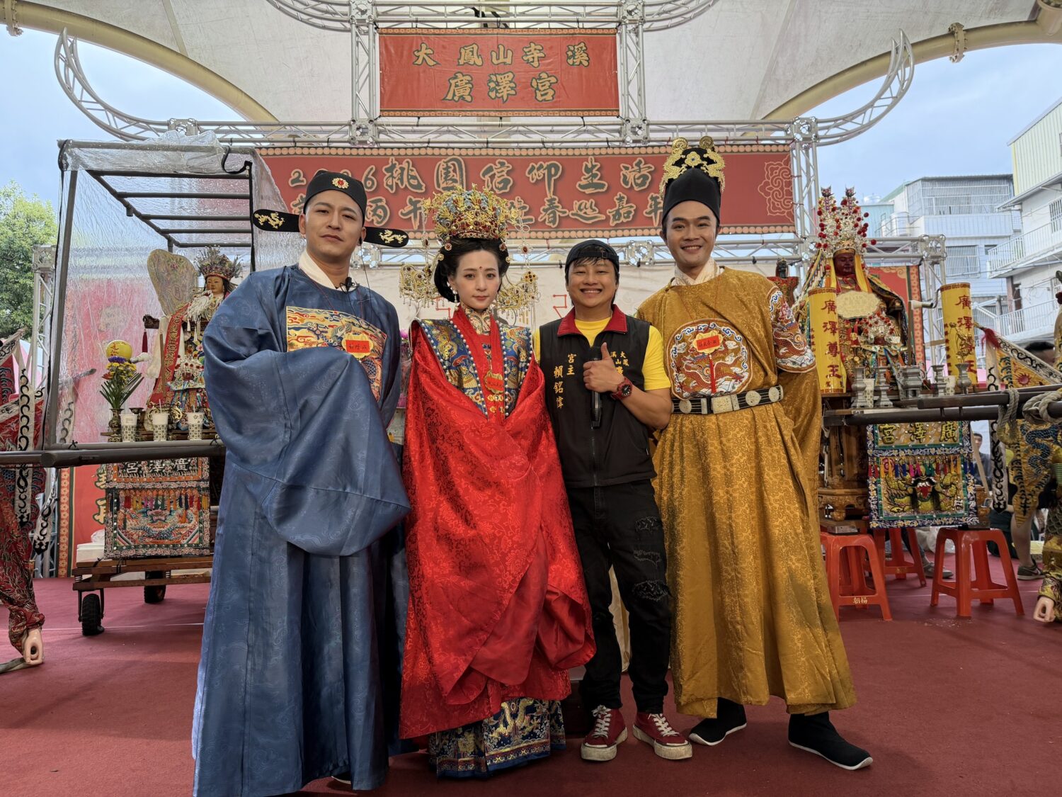 第二屆「神行盃廣澤宮B-Max四驅車挑戰賽」結合由賴銘偉主導廣澤宮舉辦2026桃園信仰生活節活動。(由左至右)草爺、本本江佑真、賴銘偉、柯大堡。(圖/神行盃 提供)