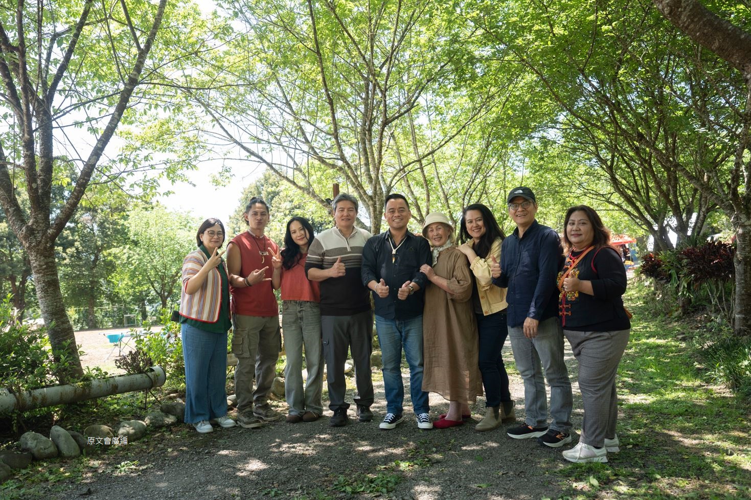 左起-原視節目部副理Spiqan Bulan余曉萍、Tlow Hayung曾少東、Amuyi呂薔、Wilang Lalin洪金輝、原文會董事長Maraos瑪拉歐斯、Kagaw Piling林詹珍妹、導演Laha Mebow陳潔瑤、原文會執行長Alang‧Galavangang何明輝、原視節目部企畫組組長Vais‧qapulu杜秋鳳。(圖/原民會 提供)