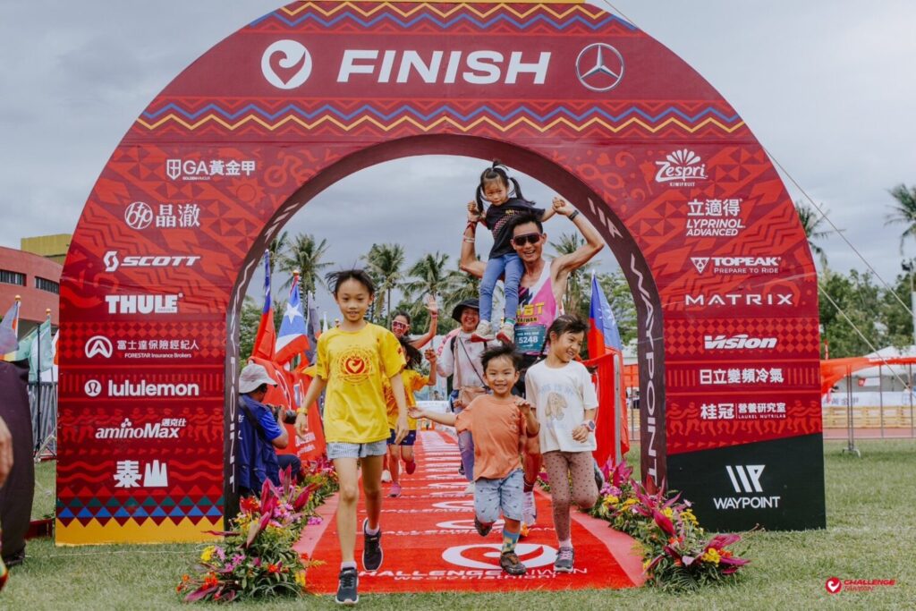 400 位3 歲小小鐵人萌力登場 萬名鐵人決戰台東活水湖！(圖/2026 Challenge Taiwan 提供)