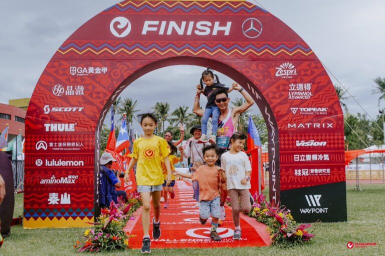 400 位3 歲小小鐵人萌力登場 萬名鐵人決戰台東活水湖！(圖/2026 Challenge Taiwan 提供)