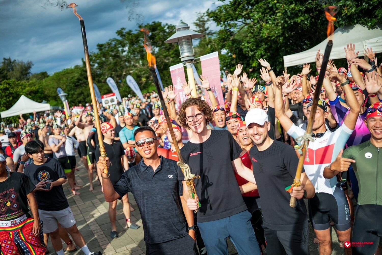 原住民竹炮震撼起跑 精選美食讓世界看見台東味。(圖/2026 Challenge Taiwan 提供)