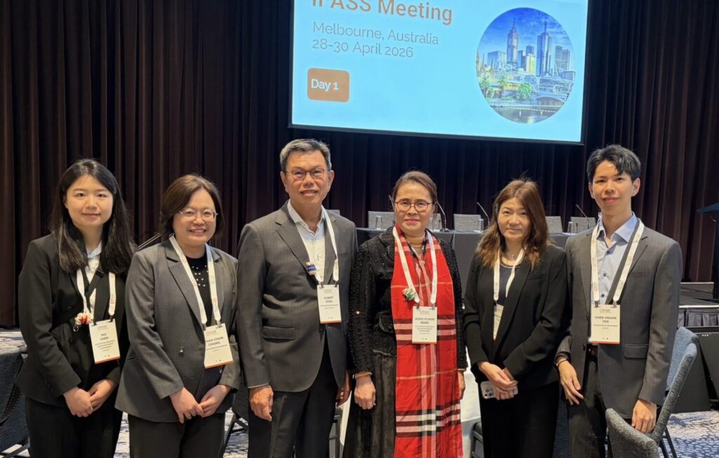 左起：會計研究發展基金會研究員陳慧、臺灣證券交易所公司治理部組長 張少君、臺灣證券交易所業務委員周世昊、會計研究發展基金會董事長王怡心、會計研究發展基金會副執行長崔琇玫、臺灣證券交易所公司治理部專員顏辰軒。（圖／會研基金會提供）