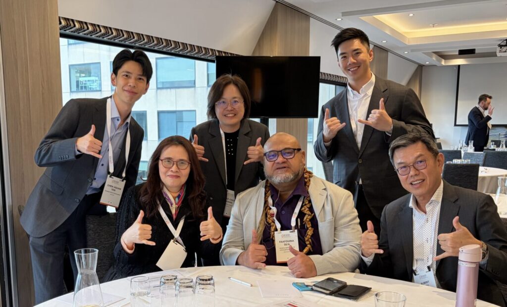 左前起：會計研究發展基金會董事長王怡心、今年新加入IFASS的薩摩亞會計師公會副主席Tagaloa Faafouina Su'a、臺灣證券交易所業務委員周世昊。左後起：臺灣證券交易所專員顏辰軒、臺灣證券交易所組長張少君、ESGTimes執行長費聿德。（圖／會研基金會提供）