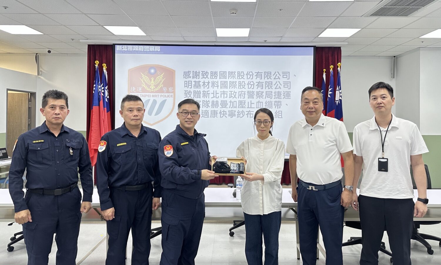致勝國際股份有限公司副董事長劉宥汝（左）、董事長室特別助理姚超湯（中）、專案經理斯向德（右）致贈止血繃帶及紗布。（圖／記者戴昱弘翻攝）