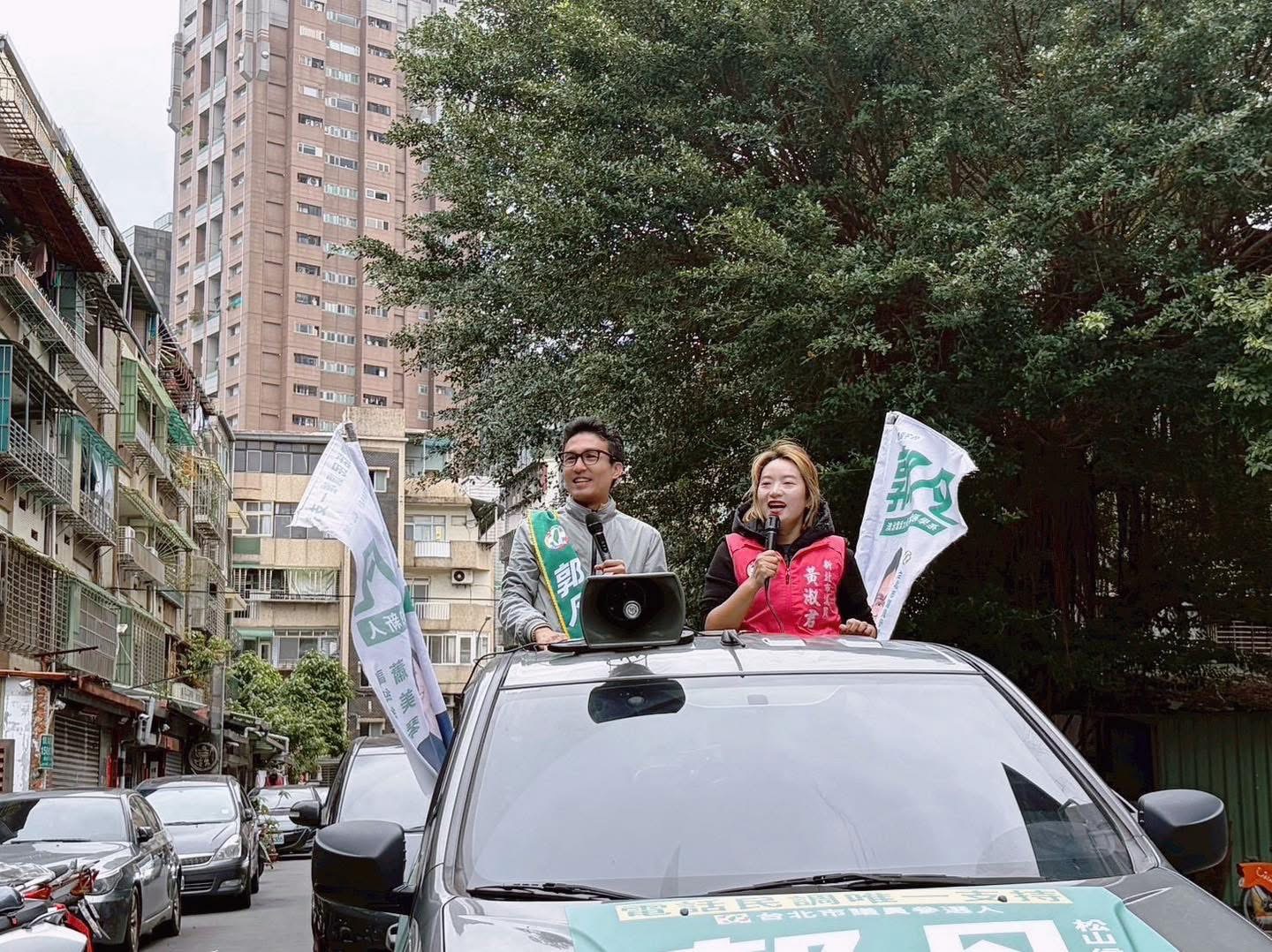 新北市議員黃淑君（右）日前陪同郭凡掃街拜票。（記者徐煜勝翻攝）
