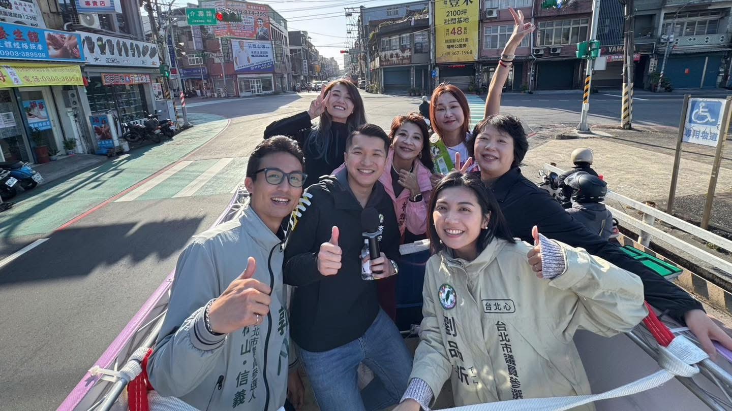 市議員候選人郭凡（左一）於3/13黨內初選殺出重圍。（記者徐煜勝翻攝）