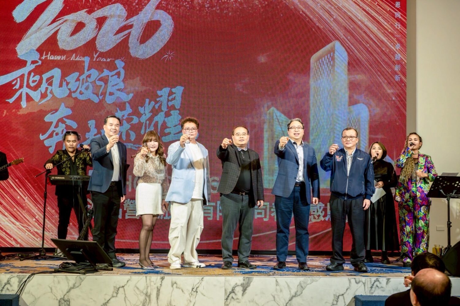 右一：第一郵聯通運公司 駱啓明、右二： 現任法務部政務次長 黃世杰、中間：鴻品營造公司 李傳合、左一：現任國立體育大學校長為邱炳坤教授、左三：鴻品營造（股）公司 總經理 賈凱傑共同舉杯期許新的一年鴻品營造再創高峰。（記者徐煜勝翻攝）