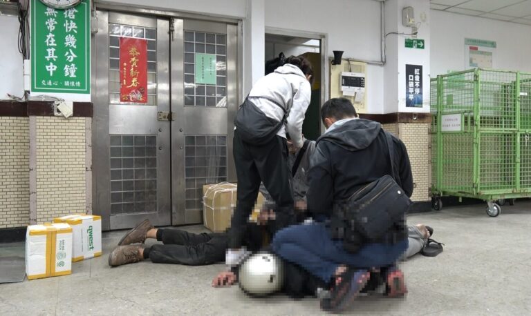 專案小組警方逮捕犯嫌。（記者徐煜勝翻攝）