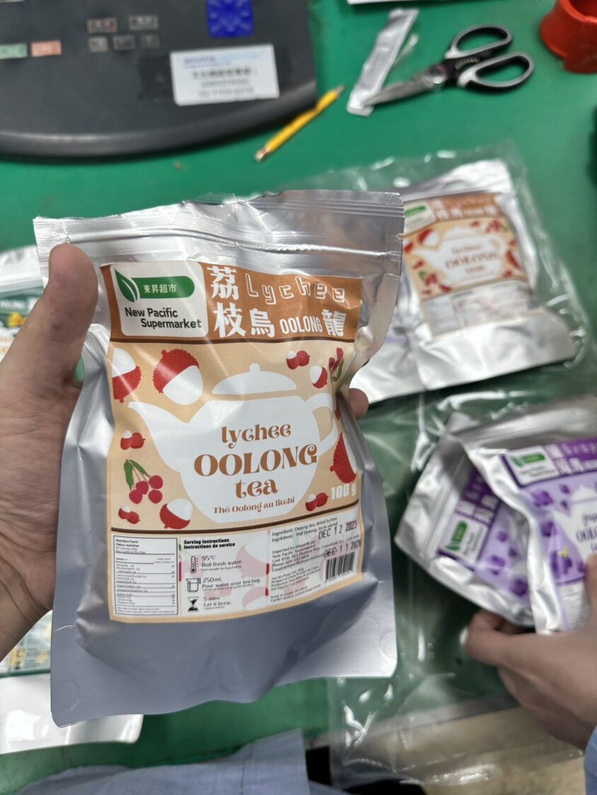 假茶葉包中夾藏大麻毒品。（記者徐煜勝翻攝）