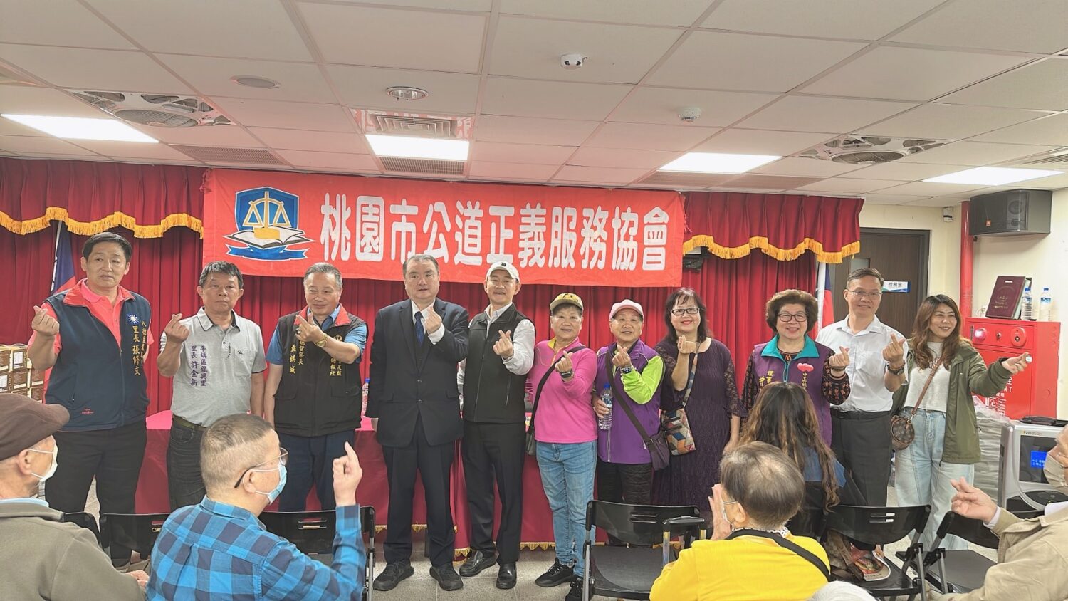 劉承武與立法委員呂玉玲、桃園市議員黃敬平及與會人員合影，展現公益凝聚力。（圖／記者林照東翻攝）