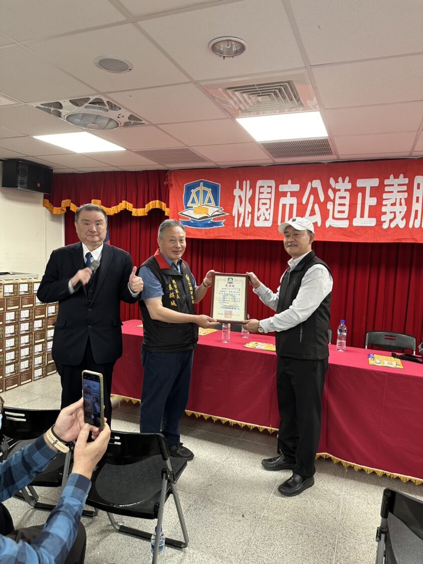 活動現場頒發感謝狀，肯定公益參與者付出。（圖／記者林照東翻攝）