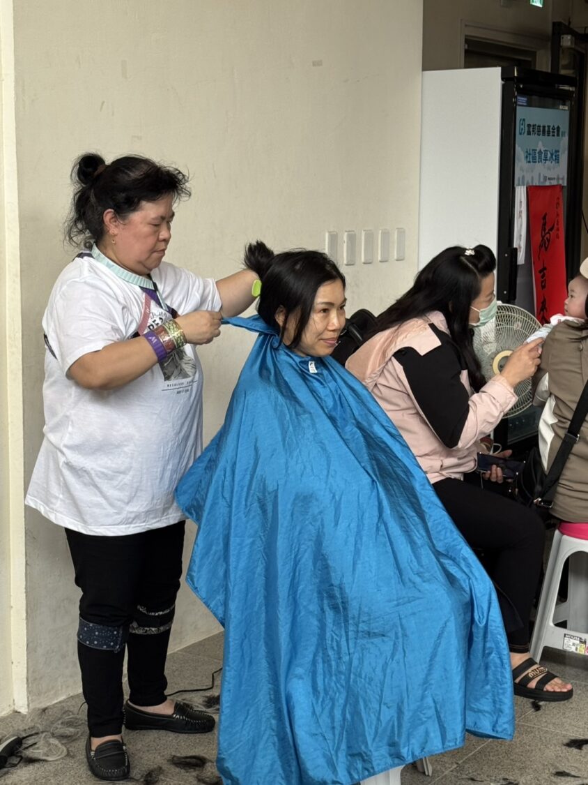 志工提供義剪服務，貼心照顧弱勢長者生活需求。（圖／記者林照東翻攝）