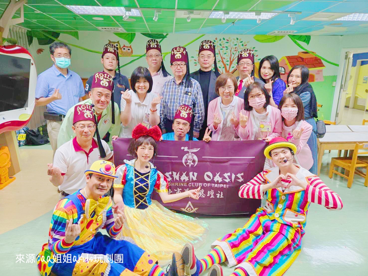 QQ姐姐Qkids玩劇團與台北市美生慈壇社及醫護人員合影留念，共同見證以藝術陪伴傳遞關懷與希望的溫暖時刻。（圖／QQ姐姐Qkids玩劇團提供）