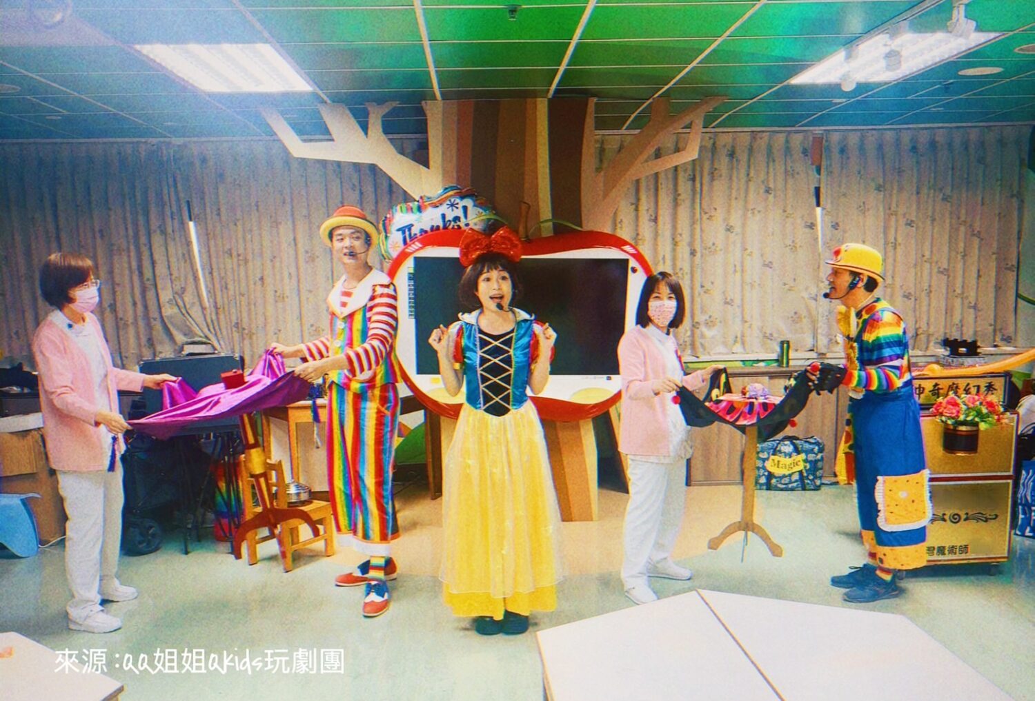QQ姐姐Qkids玩劇團走進醫療場域演出，結合魔術、戲劇與互動橋段，讓病童在治療期間也能感受兒童節的歡樂氣氛。（圖／QQ姐姐Qkids玩劇團提供）