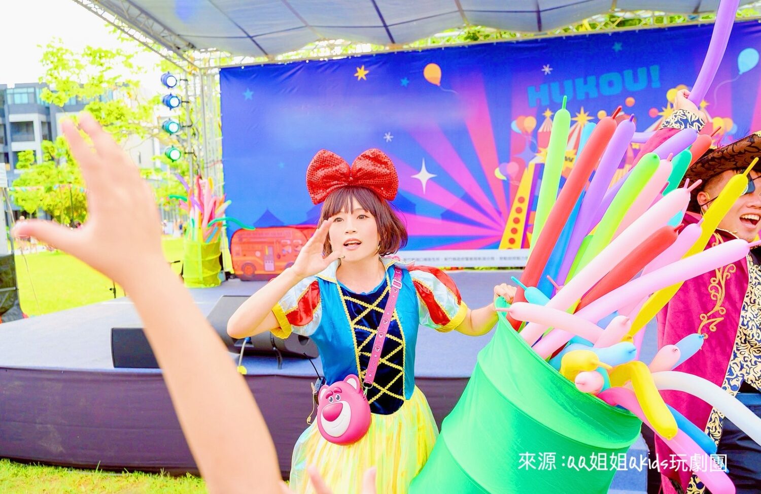 QQ姐姐於活動現場與孩童熱情互動，透過氣球造型與表演引導，讓孩子在歡笑中參與劇情，展現親子劇場的感染力。（圖／QQ姐姐Qkids玩劇團提供）