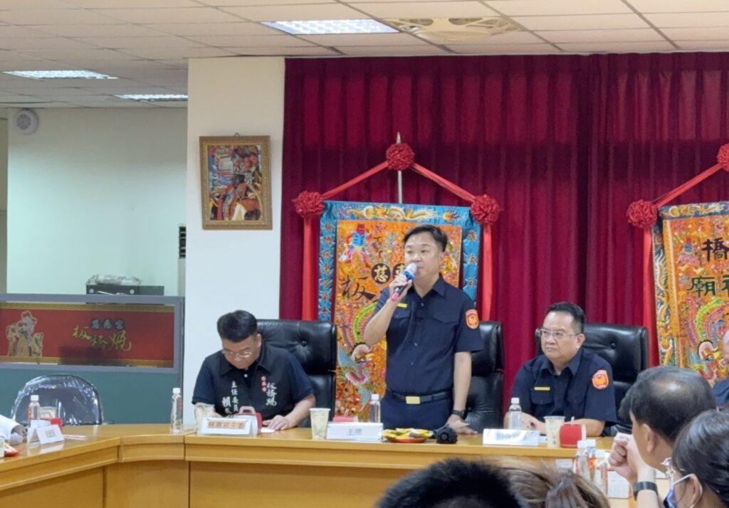 板橋分局長彭正中（中）與各單位協調整合，期許打造優質遶境。（記者徐煜勝翻攝）