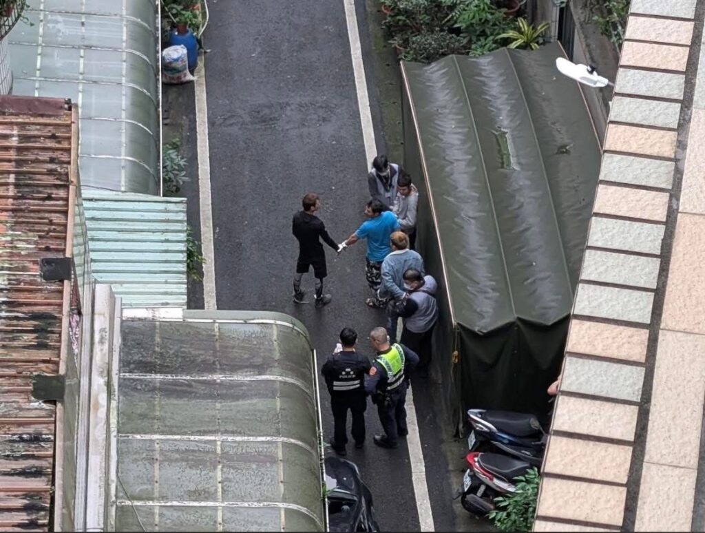 桃園市中壢區一處巷弄內，警方與移民署專勤隊執行清晨查緝行動，現場多名外籍人士遭盤查管制，警方逐一確認身分並進行帶離，畫面可見執法人員在狹窄巷道內進行包圍式查緝，行動過程井然有序。（圖／記者林照東翻攝）