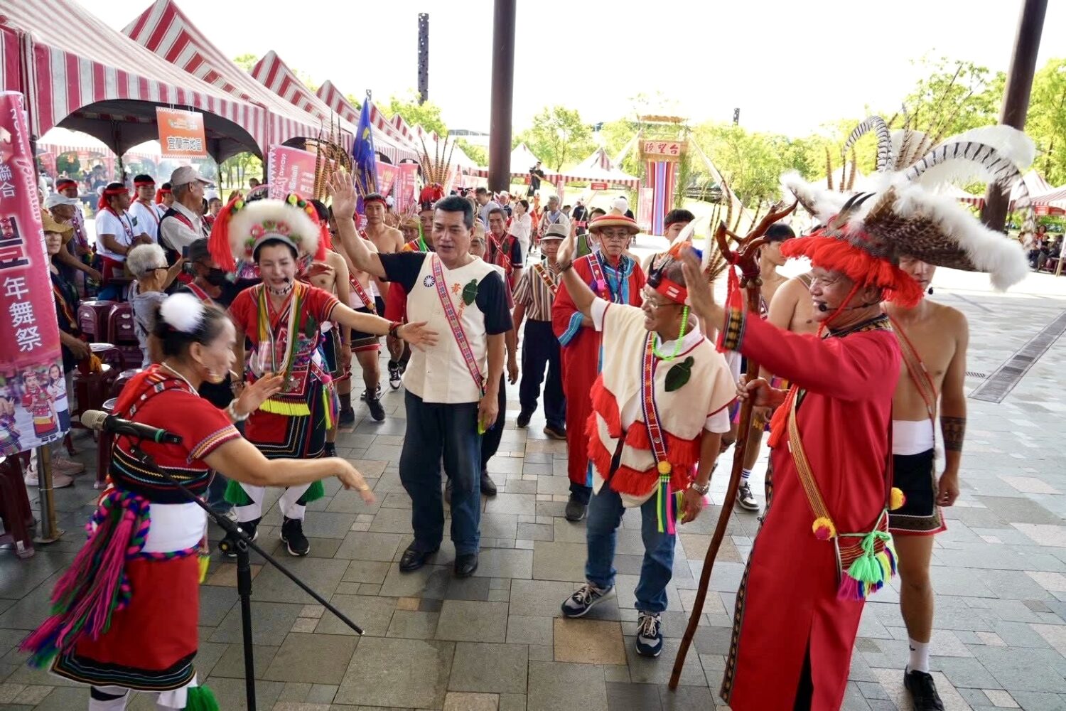 原住民族文化交流,多族群穿著傳統服飾齊聚,展現文化多元與交流意象,象徵兩岸少數民族互動契機。(圖/黃仁委員提供)