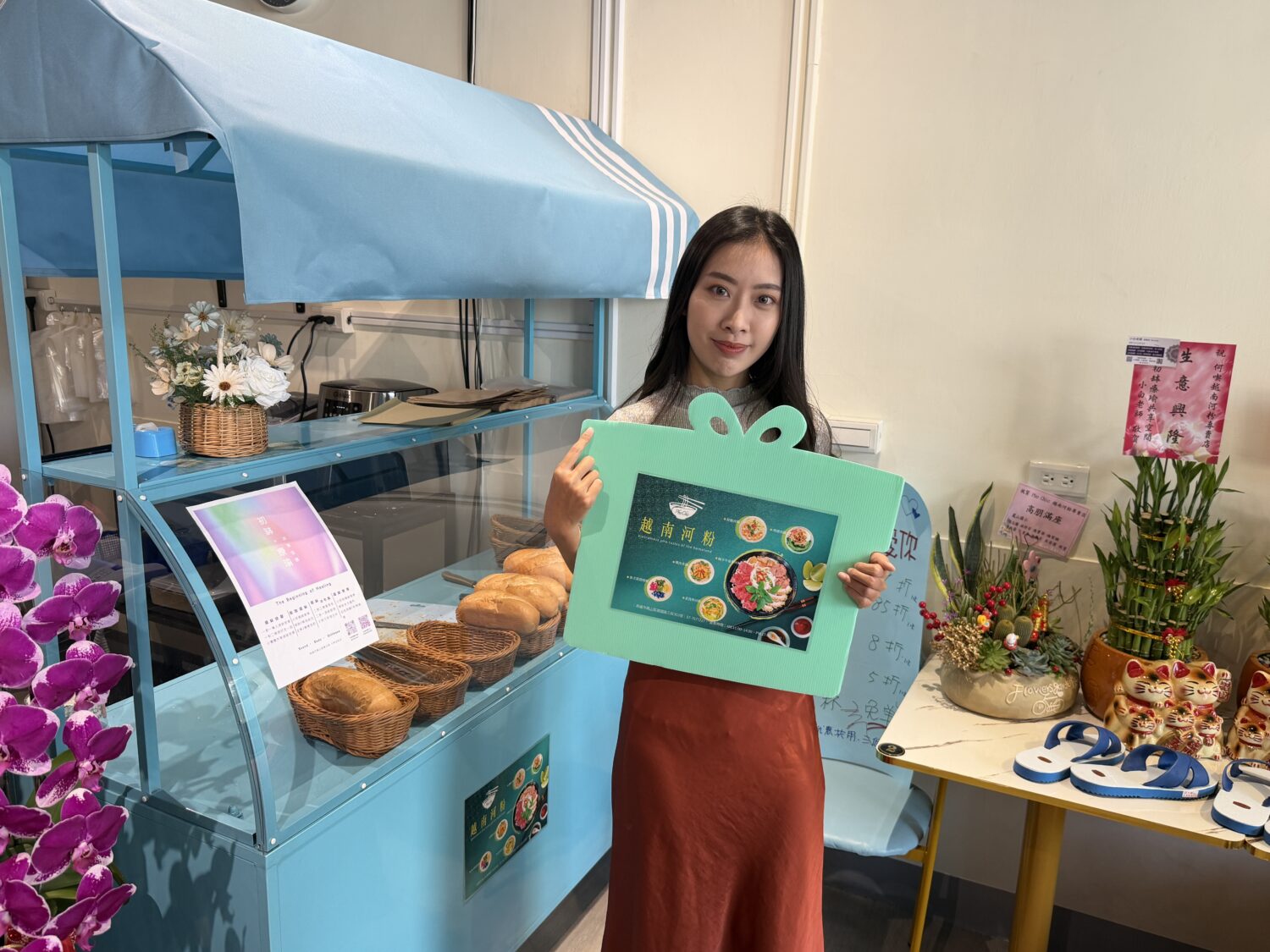 開幕活動吸引民眾參與互動,消費者手持品牌贈品合影留念,現場氣氛熱絡、互動感十足。(圖/記者林照東攝)