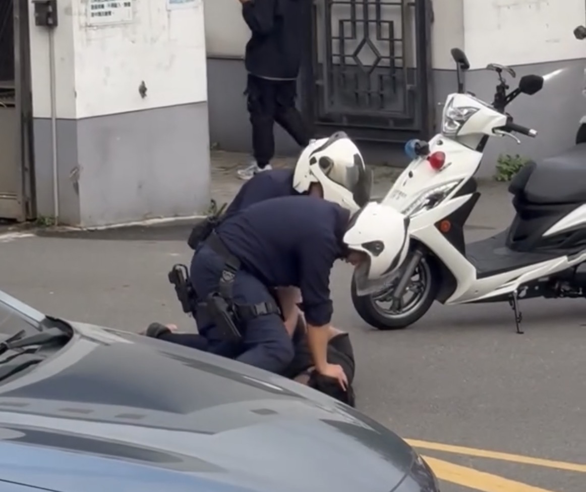 警方合力將情緒失控男子壓制在地,防止其持續攻擊他人,迅速控制現場狀況。(圖/翻攝畫面)