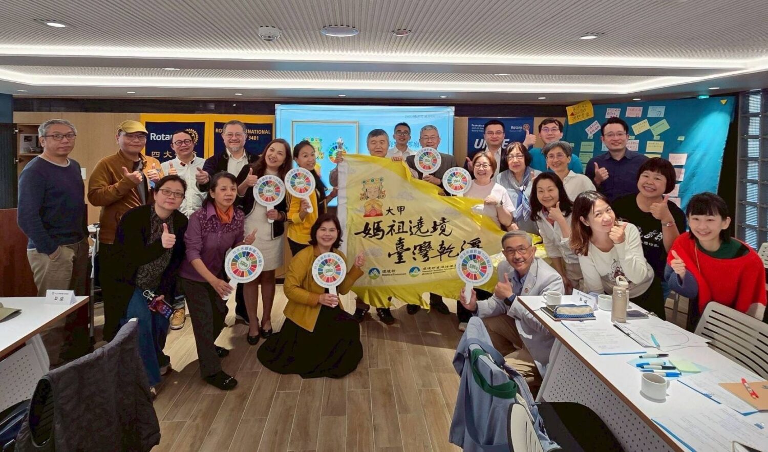 台北永續影響力扶輪社號召成員與夥伴共同響應「零廢敬媽祖」行動,現場手持永續發展目標(SDGs)標誌與活動旗幟,展現結合宗教文化與環境永續的行動決心,攜手推動大甲媽祖遶境減廢倡議。(圖/主辦單位提供。)