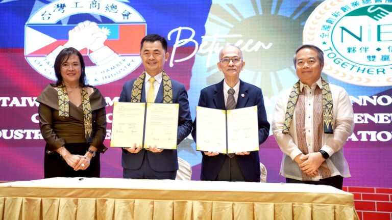 新創總會與菲律賓台灣工商總會正式簽署合作備忘錄（MOU），雙方代表於現場展示文件，象徵台菲產業合作關係正式啟動，攜手邁向跨國資源整合新里程碑。（圖／主辦單位提供）