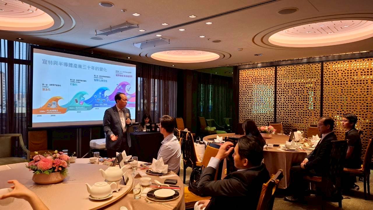 創業楷模產業顧問余維斌董事長於現場進行專題分享,解析半導體產業近三十年發展脈絡與企業生存關鍵,與與會會員深入交流。(圖/主辦單位提供)