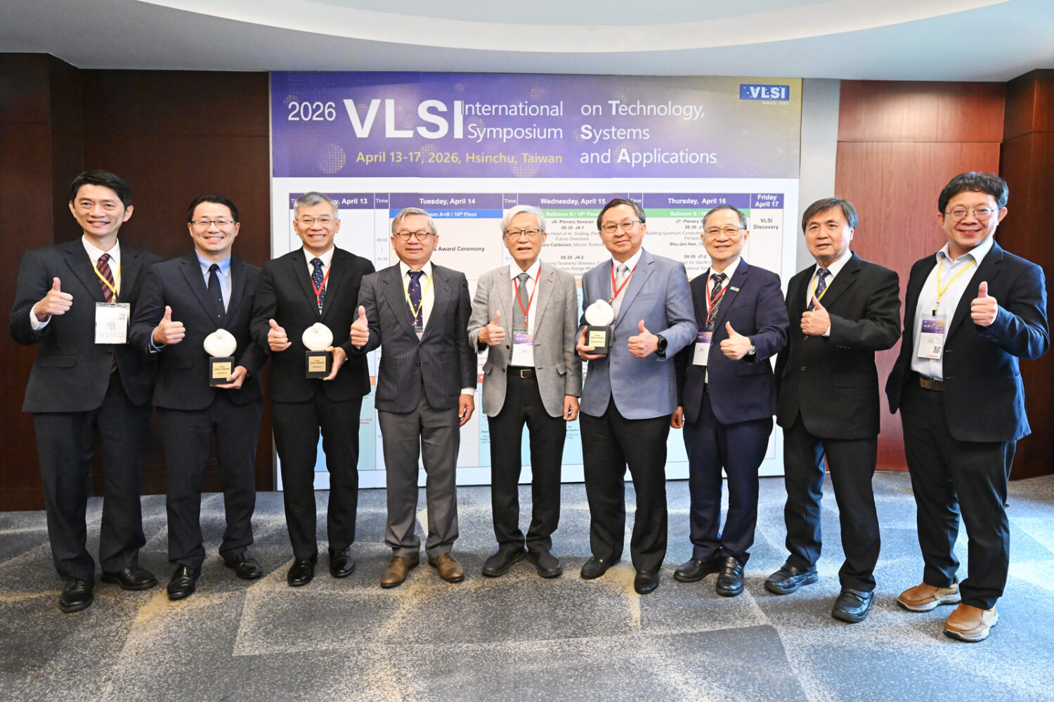 2026 VLSI TSA研討會匯聚全球逾800位專家交流半導體技術。左起張世杰、李允立、易錦良、吳誠文、史欽泰、沈尚弘、羅達賢、徐爵民、吳志毅。(圖/主辦單位提供)