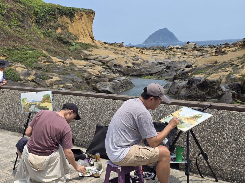 2026遇見春天「與藝術家有約」寫生活動民眾專注寫生。（圖／北觀處 提供)