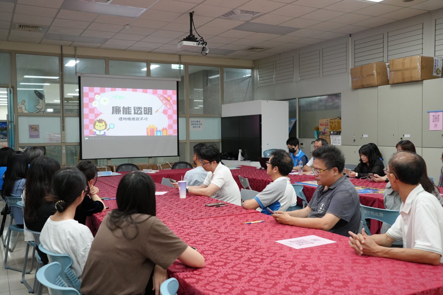 新竹縣政府政風處推動「廉政不漏行動列車」,首站進駐交通處,透過現場播放宣導影片向同仁強化廉政觀念。(圖/新竹縣政府提供)