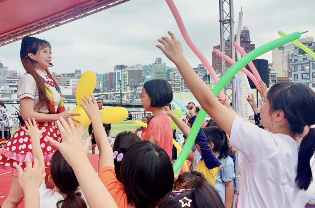 孩子們在舞台前熱情互動，QQ姐姐以氣球表演帶動現場氣氛，歡笑幸福滿滿（圖／記者林照東翻攝）