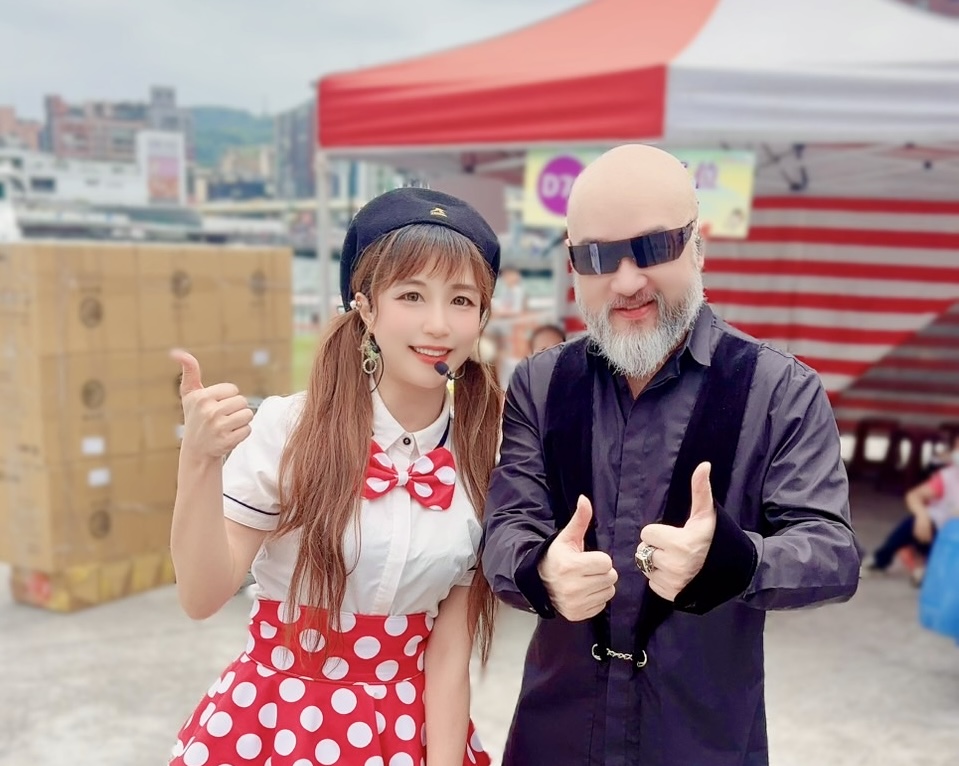 QQ姐姐與藝人辛龍合影互動，比出讚手勢傳遞滿滿正能量，為活動增添星光與溫暖氛圍（圖／記者林照東翻攝）