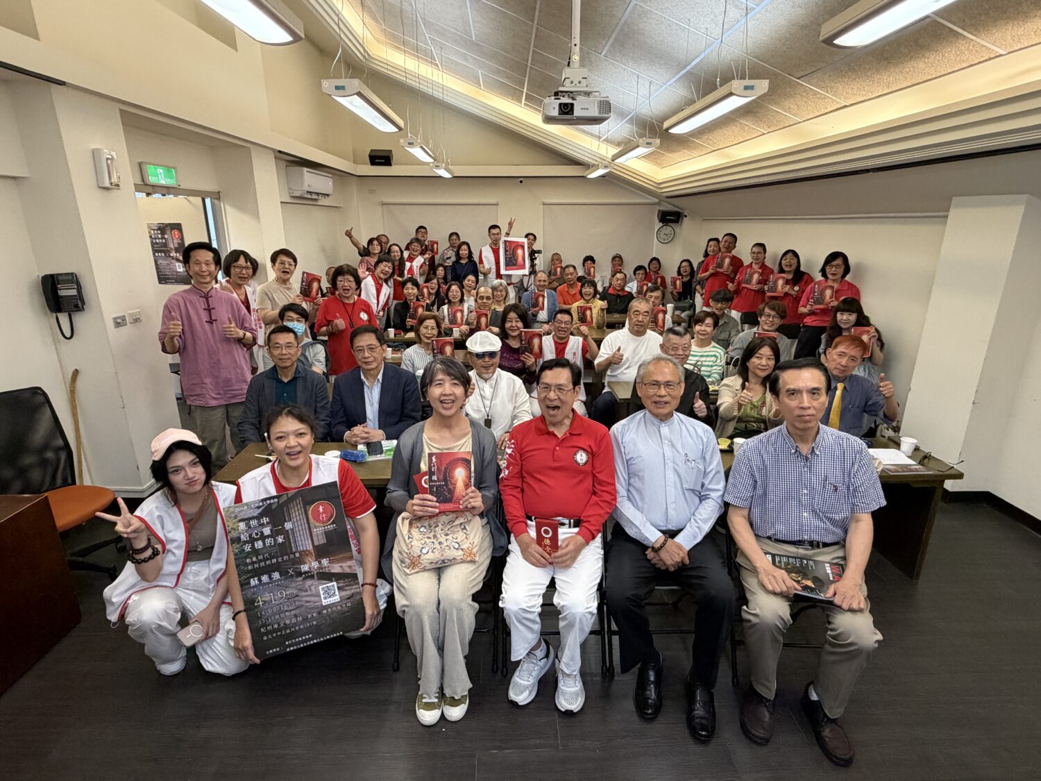 活動現場大合照，與會民眾熱情參與並手持書籍合影，氣氛溫馨熱烈。（圖／記者林照東攝）