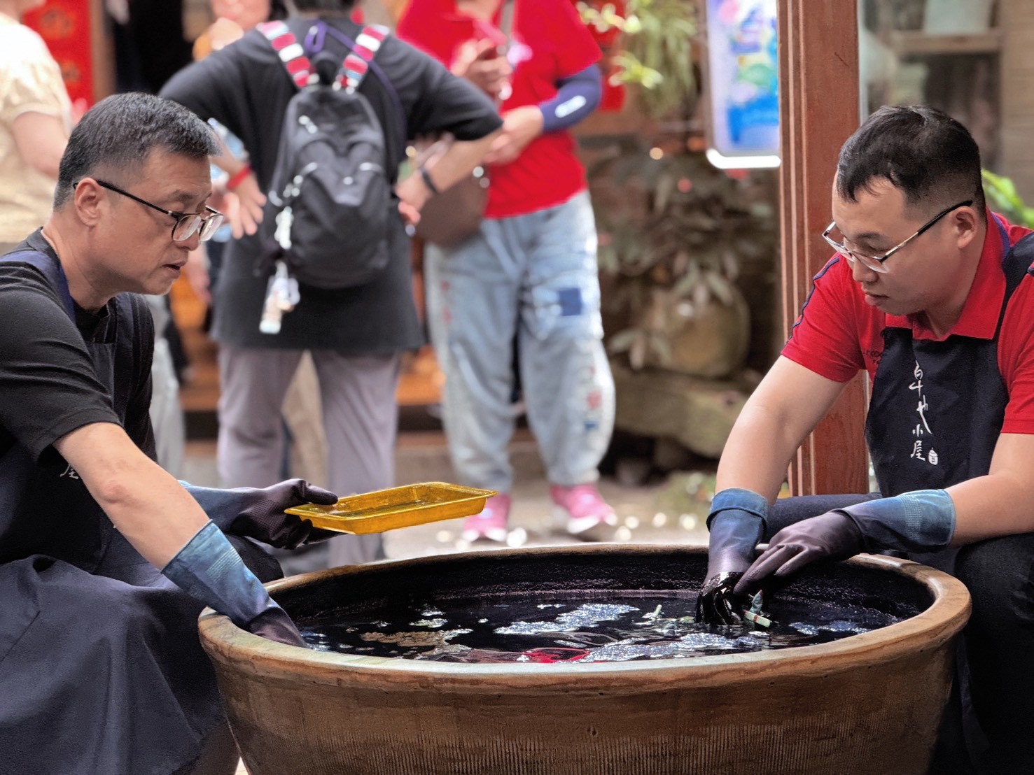 新創會員親手體驗藍染DIY課程，動手體驗傳統工藝與文化美學。（圖/新創總會提供）