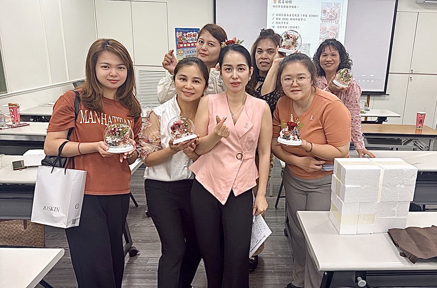 學員展示親手完成的玻璃花盅永生花作品，透過花藝創作傳遞母親節溫暖心意。（圖／記者林照東攝）