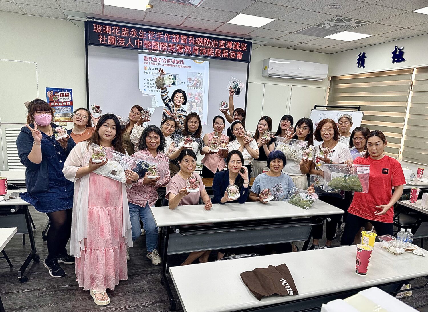 粉紅關懷日活動於新竹縣商業會舉行，吸引眾多女性參與手作課程與健康講座。（圖／記者林照東攝）