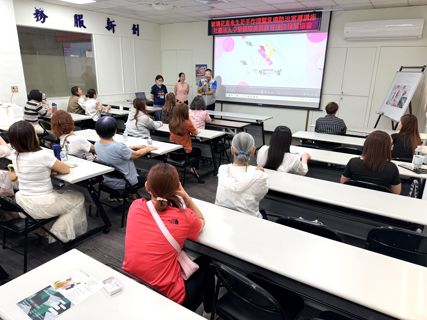 粉紅關懷日活動於新竹縣商業會舉行，吸引眾多女性參與手作課程與健康講座。（圖／記者林照東攝）