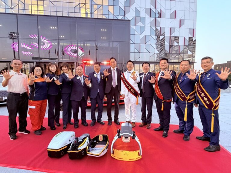 國際獅子會300B5區團隊齊心捐贈車輛及先進的「自動心肺復甦機（LUCAS）」，透過充實第一線消防救護利器，有效提升到院前急救品質，落實「從心開始」的服務精神，共同守護大眾的生命安全。（圖/國際獅子會300B5區提供）