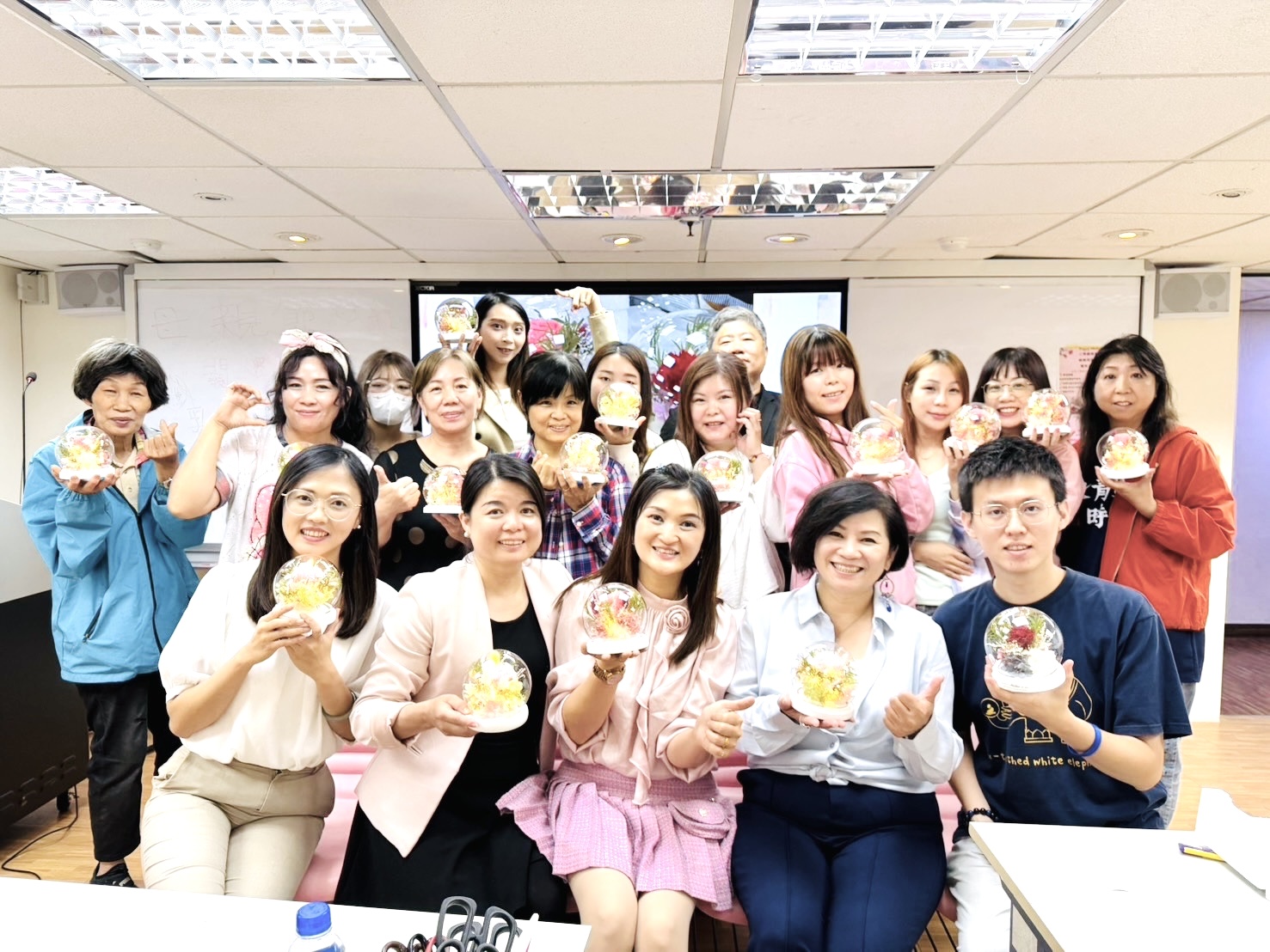 《愛的頻率・粉紅守護日》活動圓滿落幕，社團法人亞洲時尚美學教育協會創辦人暨理事長賴淑卿（前排中）與維斯妮化妝品有限公司創辦人蔡英英、花藝講師賴佩鈴、乳房保養講師楊仙芝、頌缽療癒講師王佩齡、身心靈整合顧問莊子樂及學員合影，展現女性健康、美學手作與身心療癒結合的活動成果。（圖／主辦單位提供）