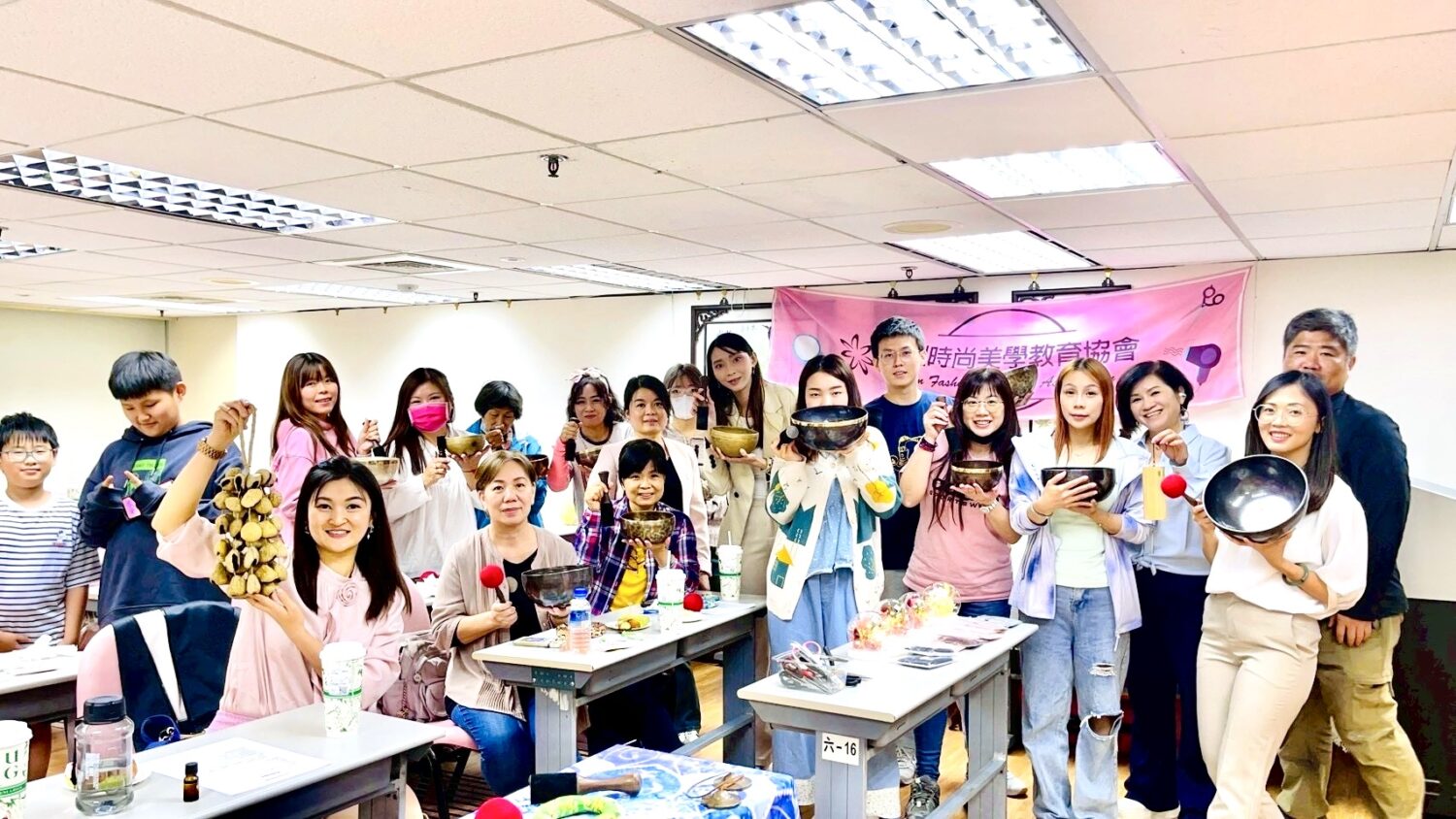 講師現場示範頌缽療癒體驗，帶領學員透過聲音共振放鬆身心，成為本次板橋女性健康活動的一大亮點。（圖／主辦單位提供）