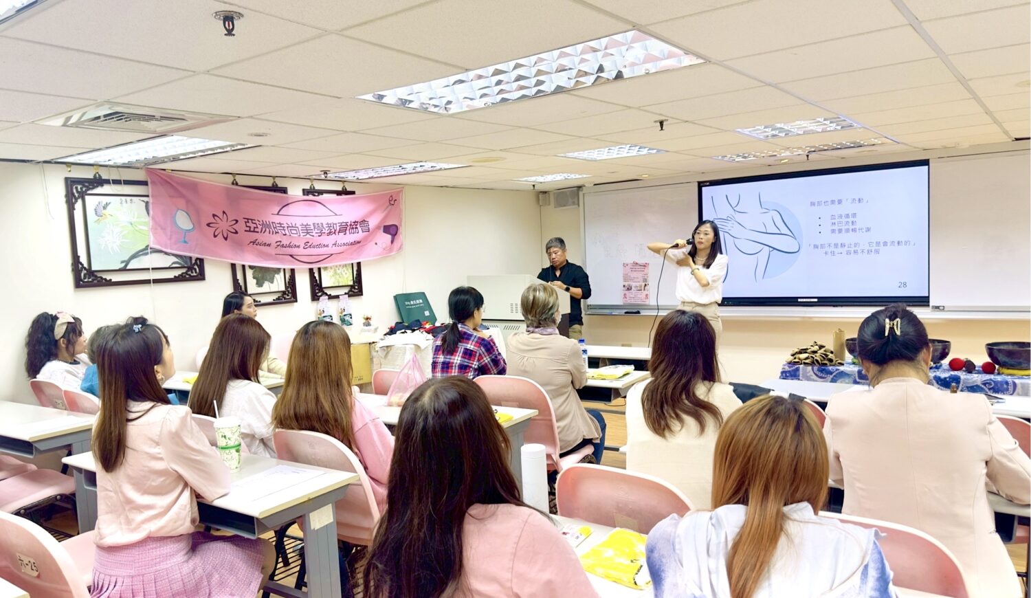 「愛的頻率・粉紅守護日」活動現場，講師進行女性健康課程講解，吸引學員專注聆聽，現場氣氛溫馨熱絡，成功提升板橋地區女性健康意識。（圖／主辦單位提供）