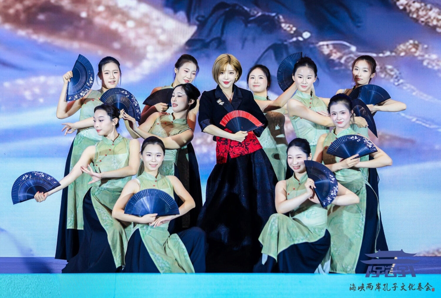 孟子第七十三代孫，創作歌手孟慶而近日赴山東濟寧，為山東孔子文化春會創作演繹歌曲《仁者無敵》。（照片來源：起而行文化傳媒提供）