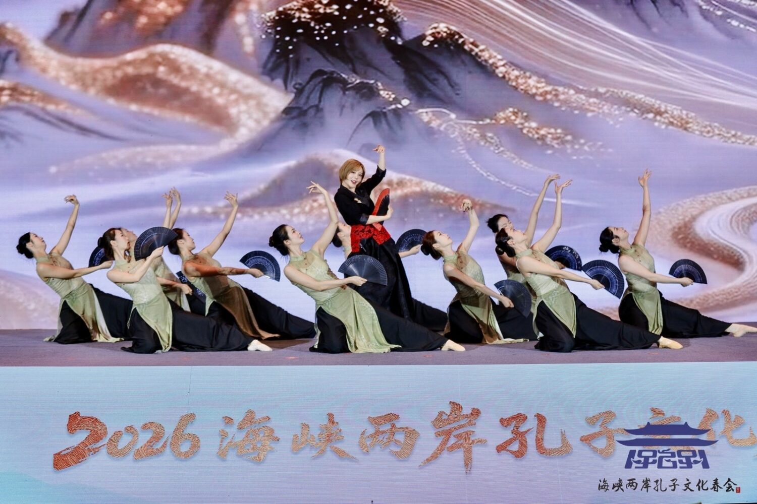 孟慶而身穿獲國際設計金獎，台灣針織女王潘怡良設計師的高訂禮服，與濟寧學院舞蹈班共同在孔子春會活動擔任壓軸演出。（照片來源：起而行文化傳媒提供）