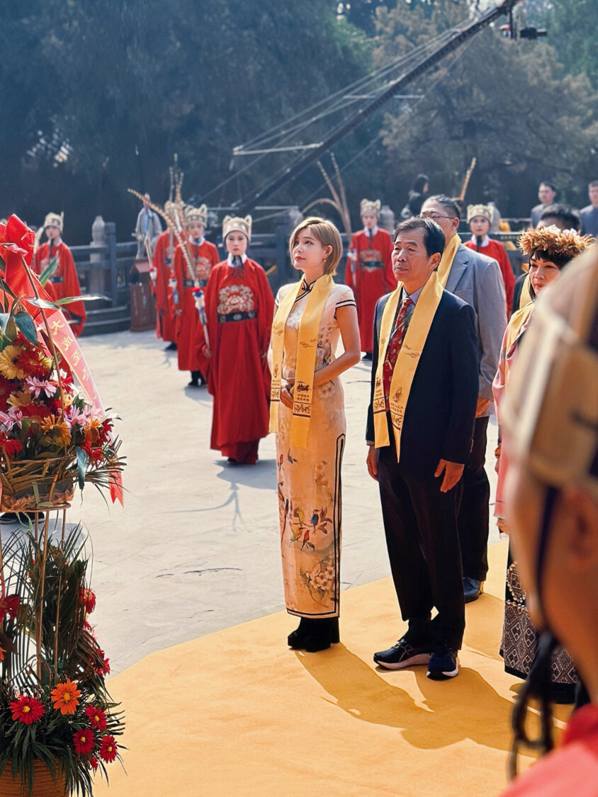 孟慶而以聖賢後裔身份參與祭孔大典，作為代表獻花致敬至聖先師，誦讀《論語》經典。（照片來源：起而行文化傳媒提供）