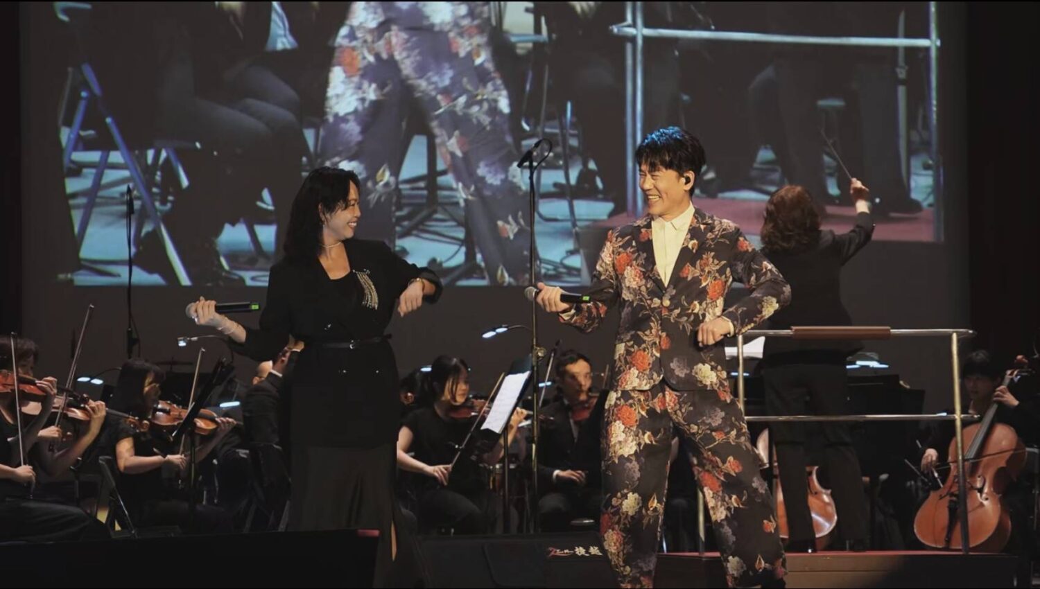 羅時豐（右）演唱〈小姐請你給我愛〉時更特別邀請經銷商上台對唱，瞬間點燃全場氣氛、歡呼聲不斷。（圖／麗富康提供）