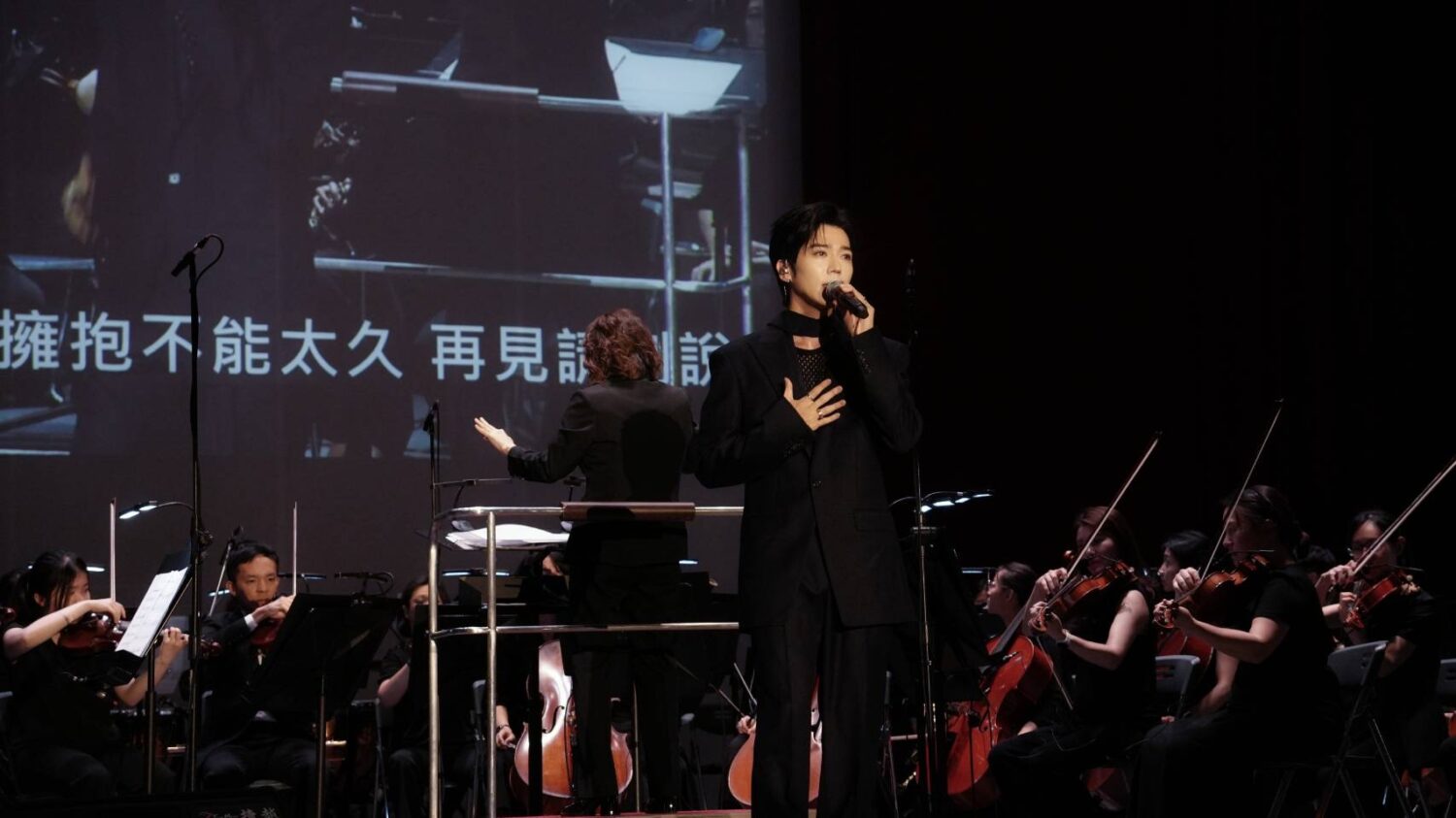 壓軸登場的Bii 畢書盡，演唱動力火車的《彩虹》，以及個人代表作《轉身之後》、《Come back to me》與《勢在必行》，溫柔聲線將情感層層堆疊。（圖／麗富康提供）