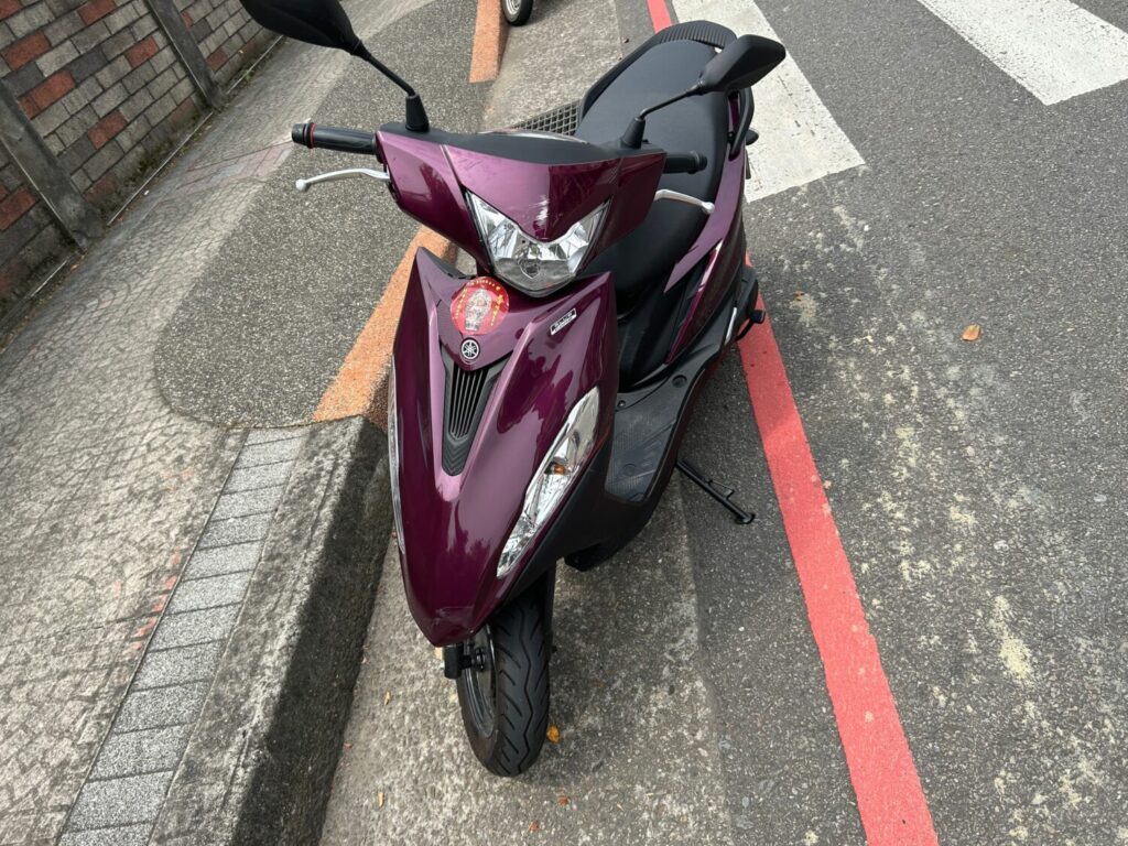 吳女機車與對向來車撞擊後，車頭出現擦傷，雙方駕駛與乘客也受到輕微挫傷。（記者翻攝）