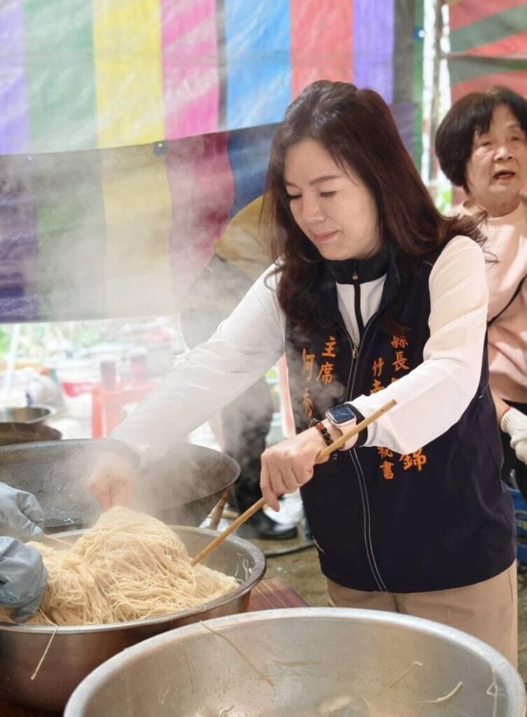 竹南鎮代會主席何秀綿指出竹南發展海岸觀光應優先提升基礎衛生設施。（圖／何秀綿粉絲專頁，記者鄭元毓翻攝）