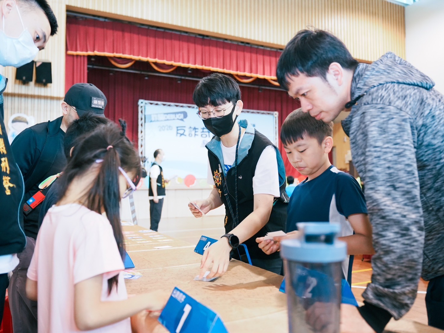 現場設置親子互動闖關體驗，透過遊戲方式讓民眾學習辨識詐騙手法，提升防詐意識。（圖／記者張家燁翻攝）